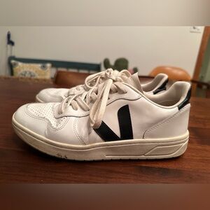 Veja V-10 Women size 9